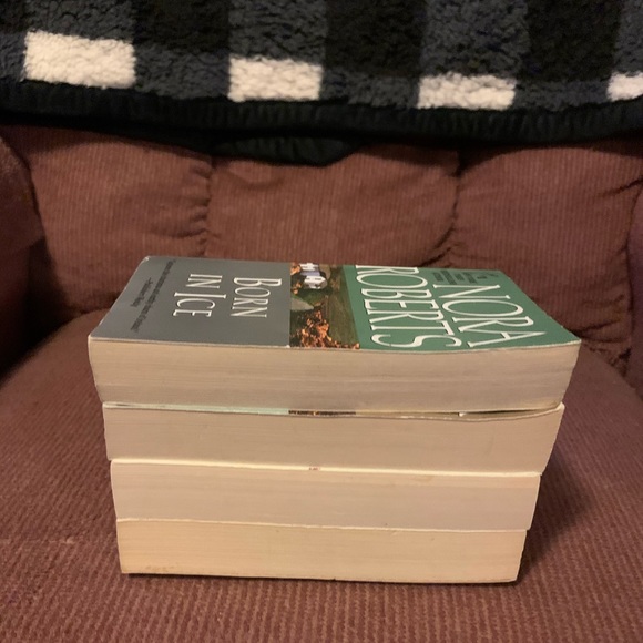 Nora Roberts 4 book bundle - Picture 4 of 13